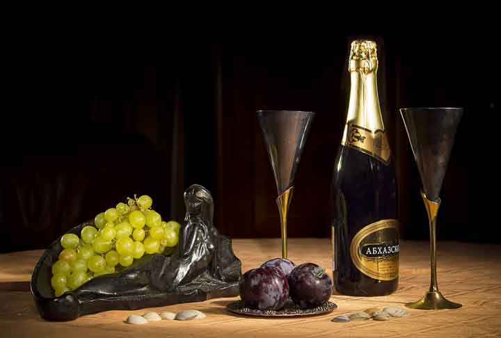 Outros vinhos espumantes produzidos em diferentes regiões são geralmente chamados de "vinho espumante" para evitar confusão com o termo específico "champanhe".