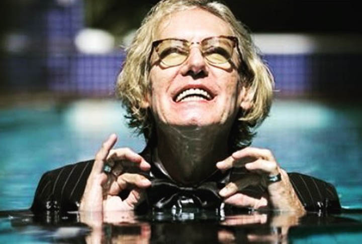 O cantor Eduardo Dussek vive com Parkinson desde 2006, quando recebeu o diagnóstico da doença. Em suas entrevistas, ele expressa uma visão positiva sobre a condição, considerando-a como uma oportunidade de iluminação pessoal.-Instagram @dussek