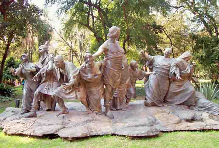 A “Saturnália” tem origem na Roma Antiga e simboliza a alegria e a inversão de papéis sociais. Hoje, sobrevive como uma celebração histórica que relembra a herança romana da Grã-Bretanha.