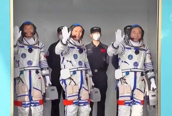 Os astronautas chineses (chamados de “taikonautas”) Jing Haipeng, Zhu Yangzhu e Gui Haichao, chegaram à estação Tiangong em maio/23, depois de passaram seis meses no espaço.