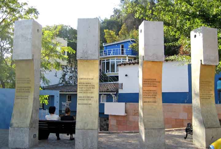 Perto do Cerro San Cristobal, a Casa Museo La Chascona é atração por ter sido um dos lugares onde viveu o poeta chileno Pablo Neruda. Lá estão preservados ambientes originais, e o turista conta com áudio-guia em diversos idiomas sobre cada local. - Flickr/Will Russell
