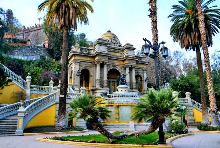 O Cerro Santa Lucía é outro ponto legal de Santiago. Subindo a pé, o turista  observa monumentos que representam o estilo de vida da elite chilena no século XIX. E, lá no alto, a vista panorâmica da cidade e da Cordilheira compensam o esforço. -  Flickr/Francisco Anzola