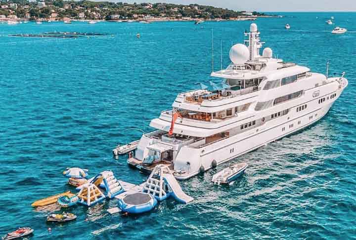 Com 240 pés (73m), o Titania pertence ao bilionário britânico da telefonia móvel John Caudwell. 