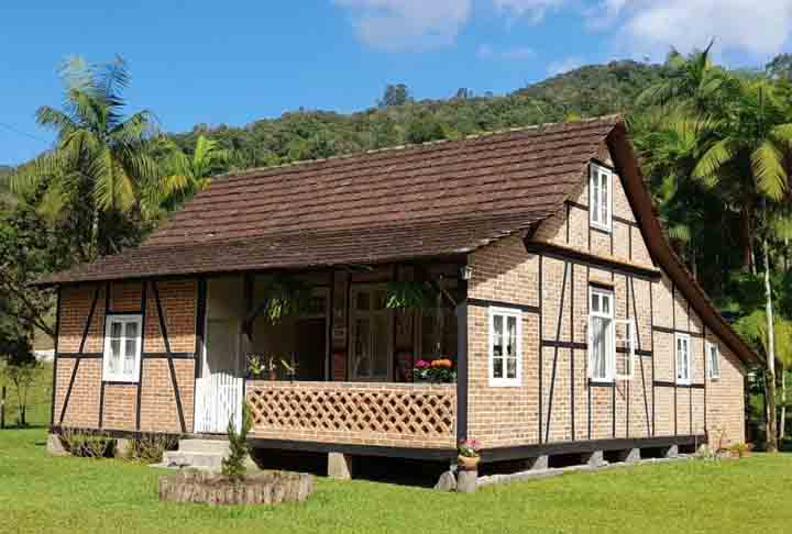 O estilo enxaimel é uma técnica de construção trazida pelos imigrantes germânicos no século 19. Nele, as paredes são montadas usando vigas de madeira encaixadas e preenchidas com tijolos de argila.