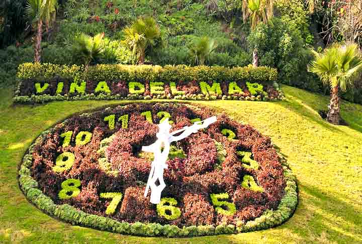 Já na famosa Viña del Mar, o turista pode tirar fotos no Relógio de Flores. Aos pés do Cerro Castillo e próximo à praia Caleta Abarca, o relógio foi inaugurado para a Copa do Mundo de 1962, fica florido o ano todo e funciona de verdade! - Flickr/Parchen