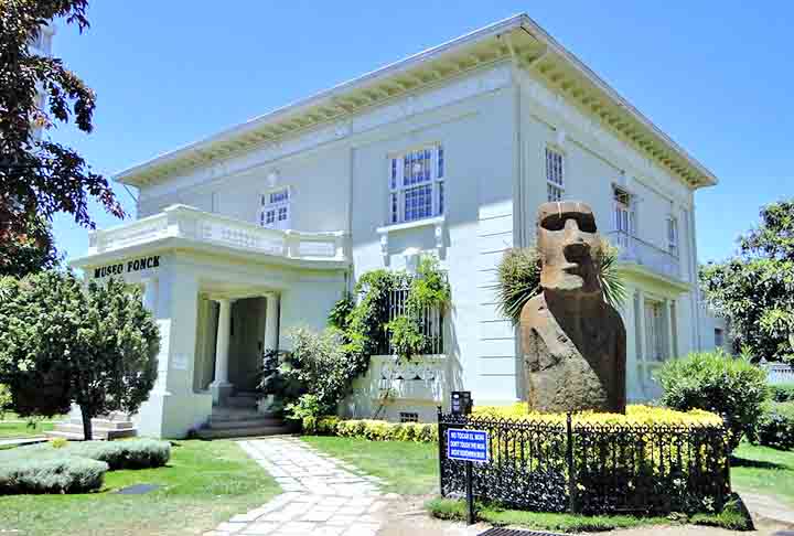 Ainda em Viña del Mar, o Museu Fonck tem um rico acervo com as culturas Rapa Nui, andina e do Chile continental, com objetos arqueológicos e etnográficos. Um Moai trazido diretamente da Ilha de Páscoa está na entrada do museu. - Flickr/delorme rodrigues