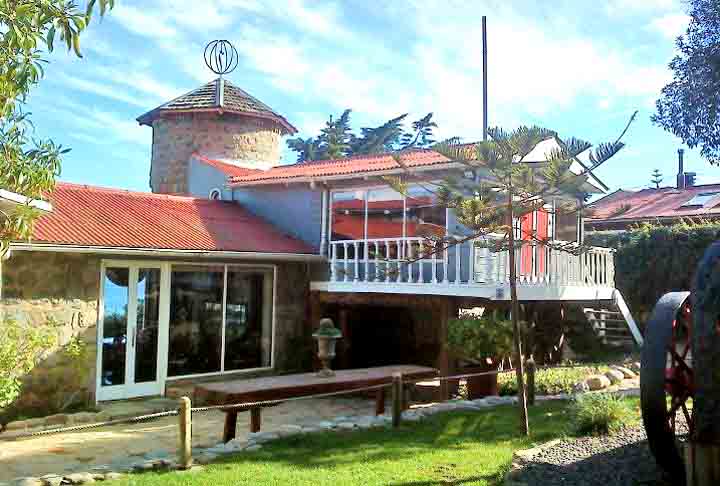 Já em El Quisco, fica a Casa Museo Isla Negra, também de Pablo Neruda, onde o poeta passou seus últimos dias de vida. Considerada a mais bela das três casas de Neruda, Isla Negra tem vista para o oceano de todos os pontos da residência. - Solange Muñoz G/Wikimédia Commons