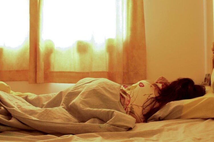 A sesta, portanto, ajuda a completar os ciclos do sono. Algumas das mais recentes investigações sugerem que uma noite mal dormida pode estressar tanto o corpo como a mente. O corpo humano necessita de descanso para produzir e o cérebro funcionar em plena capacidade.