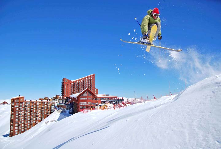 Se seu negócio é neve, o Valle Nevado Ski Resort fica a 1h30 de Santiago e é a maior estação de ski e snowboard da América do Sul. Para chegar lá é preciso enfrentar 60 curvas montanha acima ou ir de teleférico, mas vale muito a pena. -  Flickr/Valle Nevado