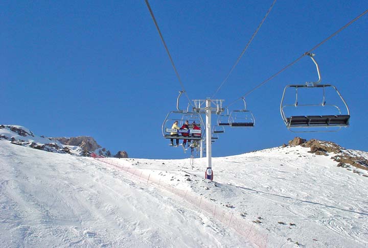 Ainda na neve, no caminho do Valle Nevado, existem as estações Farellones, La Parva e El Colorado, que proporcionam ao turista uma brincadeira mais leve na neve, com pistas menos radicais.  - Flickr/Blog CochaJoven