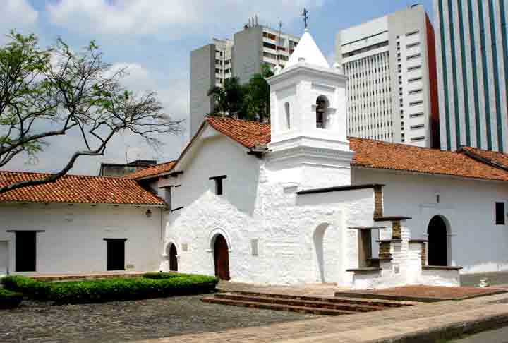 O complexo religioso de La Merced é a própria fé de Santiago de Cali e para o visitante. Um lugar de imensa beleza pela simplicidade e cuidado com suas construções, que atrai turistas e também os olhares de moradores de outras cidades..-Flickr marplar