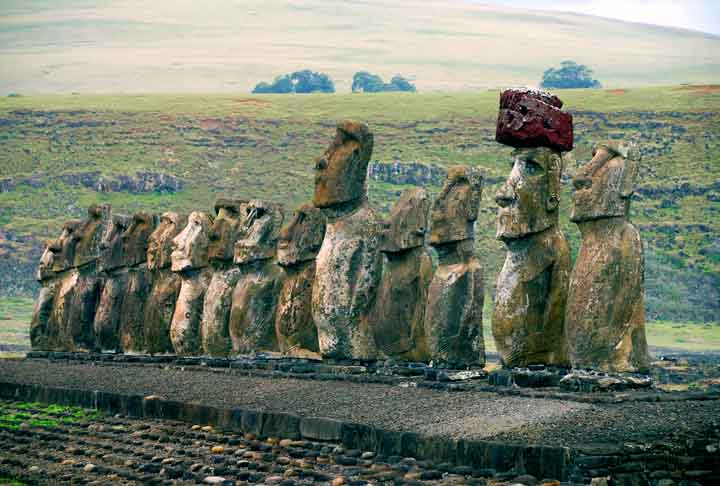 Declarado Patrimônio da Humanidade pela Unesco em 1995, o Parque Nacional Rapa Nui, na Ilha de Páscoa, é um dos mais lugares mágicos do mundo. Chega-se ao local em voo de 6h partindo de Santiago. Lá ficam mais de 800 estatuetas e grandes estátuas de pedra chamadas de Moai.  - Imagem de LuisValiente por Pixabay