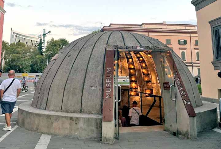 Tirana agora Ã© uma cidade com uma atmosfera energÃ©tica, onde a arte e a histÃ³ria se encontram, incluindo museus como os 