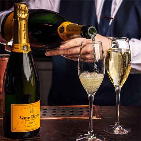 Por lei, o termo "champanhe" é protegido de denominação de origem controlada, o que significa que apenas os vinhos produzidos na região de Champagne podem receber essa designação. 