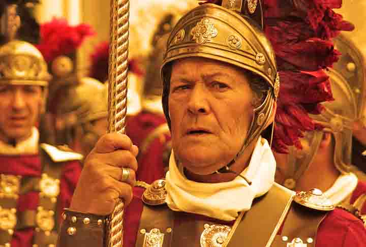 Manter viva a tradição romana em Chester vai além de preservar a história. Durante a Saturnália, moradores e atores se vestem como soldados romanos, recriando o esplendor do antigo império.