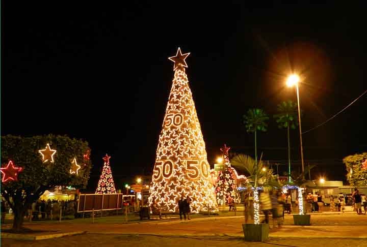 Quem também é iluminada todo ano para o natal e tem uma árvore característica é a cidade de Benevides, no Pará. Muitas famílias acompanham a inauguração da decoração de Natal, que chama a atenção.