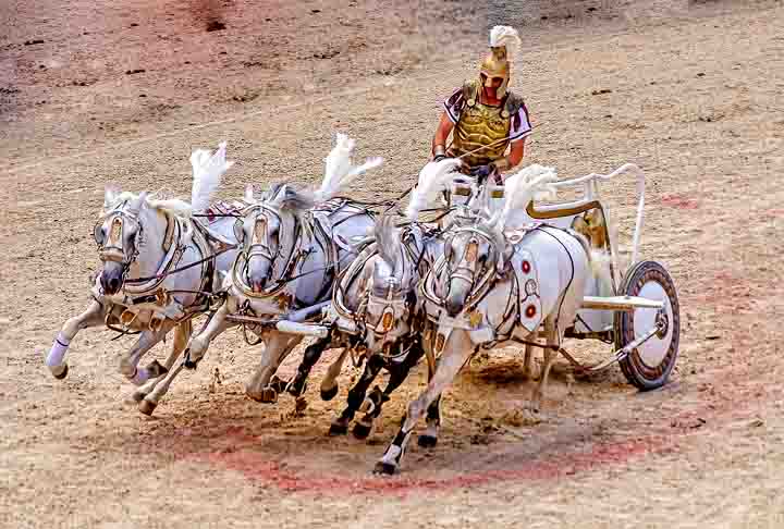 O evento também movimenta a economia local, atraindo multidões de turistas a Chester. Eles assistem aos soldados romanos marchando, acendendo tochas e distribuindo “presentes de luzes” — varinhas fluorescentes.
