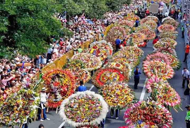 Medellín é considerada a Cidade da Eterna Primavera, sendo um lugar privilegiado para o cultivo de flores. Todos os anos no começo do mês de agosto o local se enche de cores para a Feira das Flores, que foi criada em 1957 e tem o desfile de "silleteros", com agricultores produzindo arranjos florais. -Reprodução/Facebook