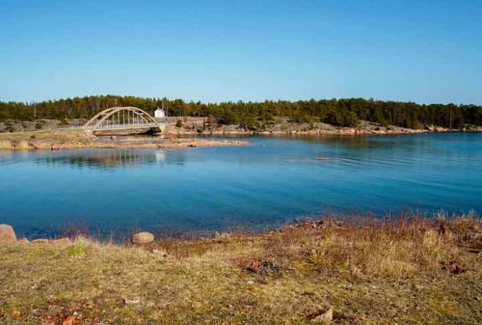 Garrafas de champanhe estão indo para o fundo do mar