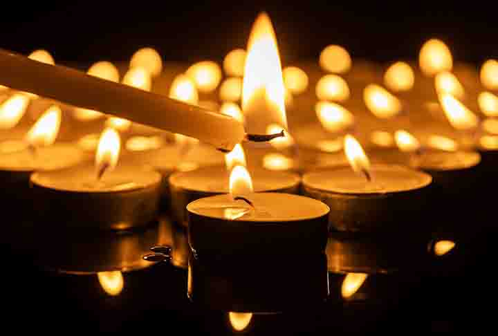 A procissão da “Saturnália”, que atravessa o antigo anfiteatro romano de Chester, é uma cerimônia oficial. O ponto alto é o tradicional acendimento de tochas, símbolo de luz e renovação.