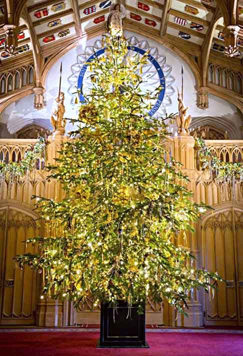 Tradicionalmente, uma árvore de Natal é montada para a família britânica no Castelo de Windsor, no Reino Unido. Acredita-se que tudo começou durante o reinado de George Terceiro, que foi influenciado pela mulher, Charlotte. Criada na Alemanha, a rainha adorava o costume de colocar ramos pela casa nesta altura do ano.
