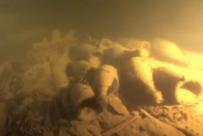 Entenda por que garrafas de champanhe são lançadas para o fundo do mar