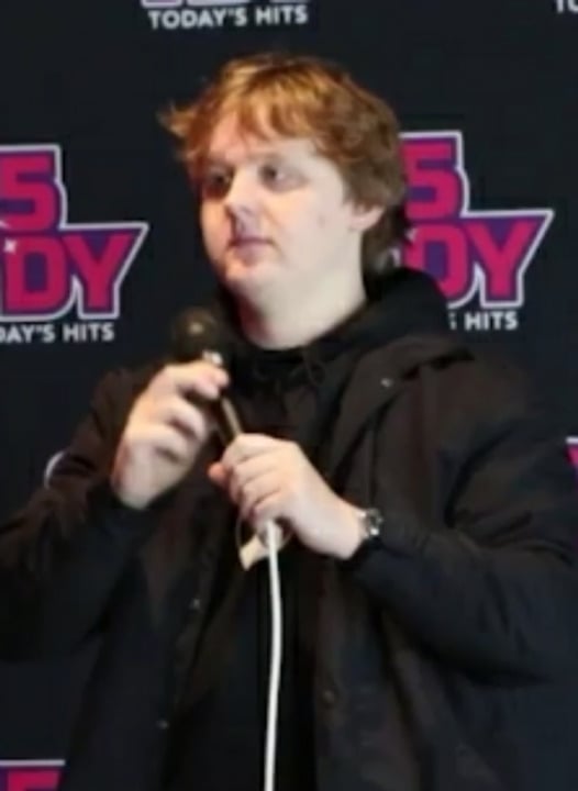 Nascido em Glasgow, na Escócia, em 7/10/1996, o citado Lewis Marc Capaldi estava com a carreira em ascensão quando precisou parar de se apresentar para cuidar da doença.