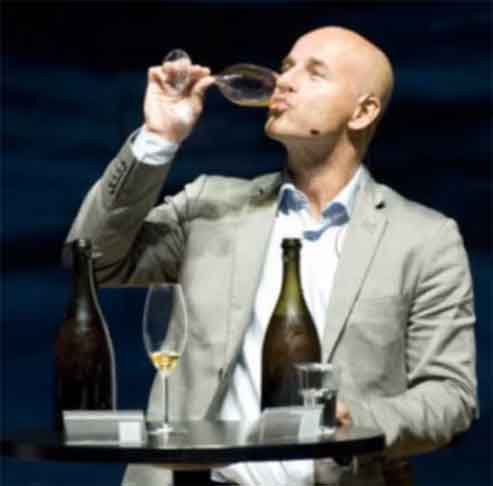 Primeiro, um grupo de avaliadores caracterizou os vinhos usando os termos "notas animais", "cabelo molhado", "redução" e, por vezes, "queijo".