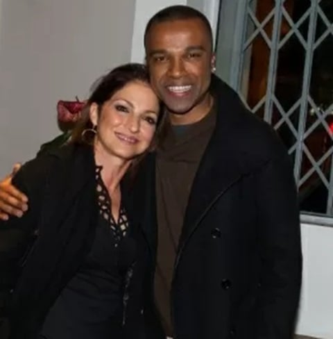 O sucesso em espanhol foi tanto que, em 1999, a cantora Gloria Estefan convidou Alexandre Pires para gravar um dueto para a música 