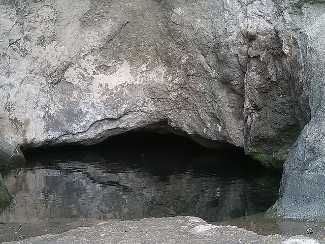 As águas subterrâneas são encontradas em fissuras e cavidades de formações rochosas permeáveis, chamadas de aquíferos. - SAI MANOJ REDDY/Wikimedia Commons