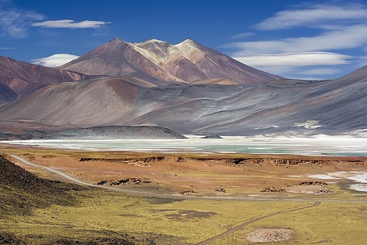A América do Sul, Oceania e Ásia são os continentes com maior concentração de reservas de lítio no mundo. Segundo o USGS, o Chile detém a maior reserva de lítio do planeta (46,6%), com destaque para o Salar de Atacama.