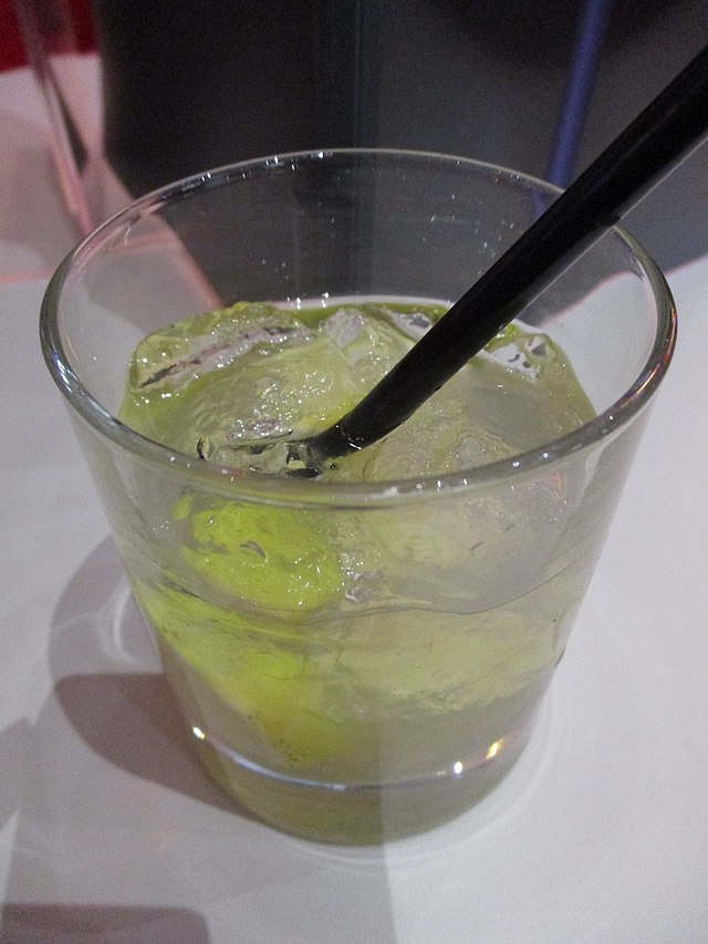 É um coquetel que é uma variação da caipirinha, em que a cachaça é substituída pela vodca, misturada a pedaços de limão espremidos, água e açúcar. Podem ser adicionados suco e polpa de frutas para variar a cor e o sabor.
