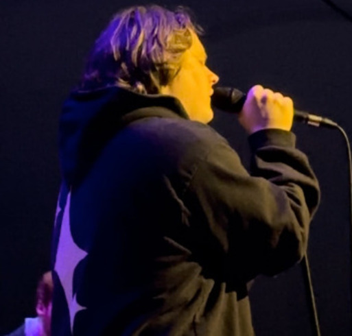 Síndrome de Tourette: Entenda o problema de saúde que afastou Lewis Capaldi dos palcos