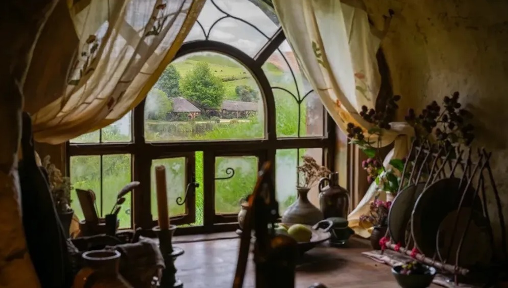 Cada casa de hobbit apresenta hall de entrada, quartos, banheiro, cozinha, sala de jantar, despensa e sala de estar, ou o chamado "labirinto de salas totalmente temáticas".