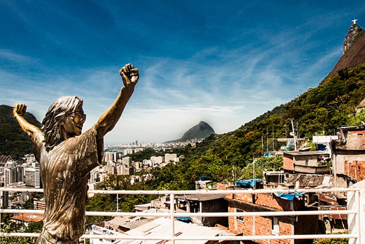 O "Rei do Pop" Michael Jackson - falecido em 2009 - é lembrado com uma estátua no alto da comunidade Santa Marta, no Rio de Janeiro, de frente para o Cristo Redentor.