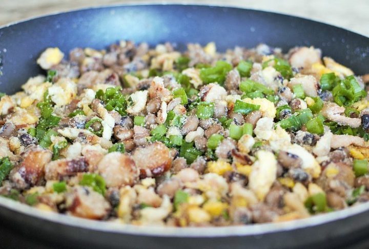 Feijão-Tropeiro: O feijão-tropeiro surgiu no Brasil colonial como uma refeição prática dos tropeiros que viajavam pelo interior do país entre os séculos 17 e 19.