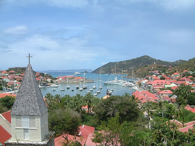 Um dos lugares com mais festas é o ITA, um restaurante e bar temático disco-jungle localizado em Gustavia com vista para o porto. Ali é agito puro. 