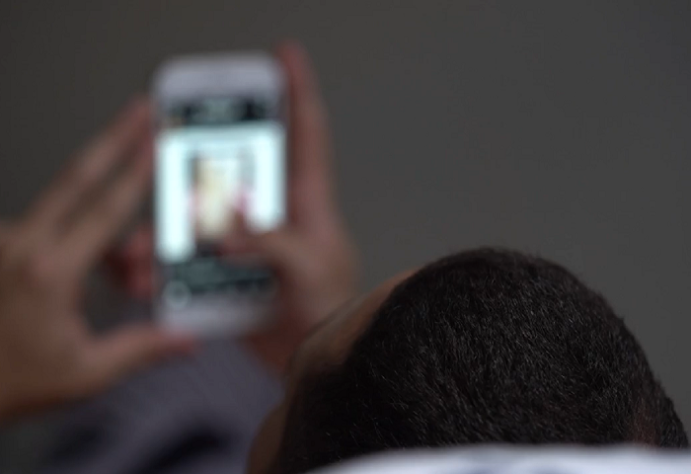 Homem olha o celular