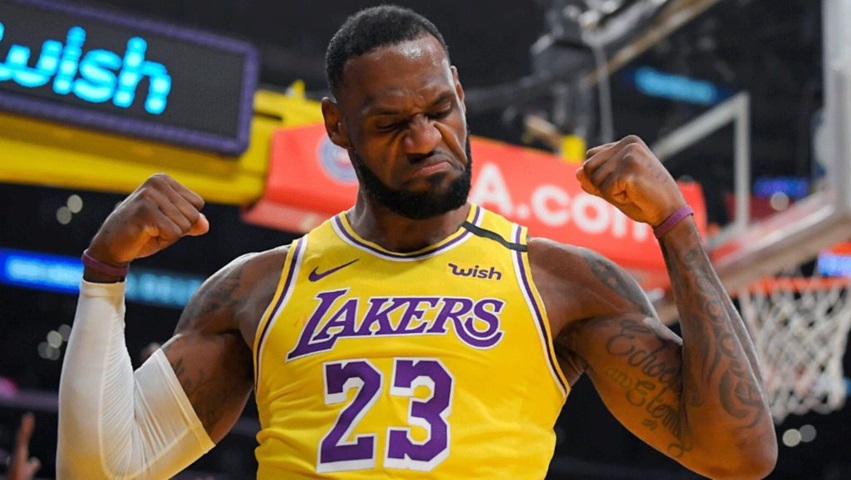 "Não planejei quantas temporadas ainda me restam, mas sei que não são muitas. Estou dividido em fazer uma turnê de despedida. Às vezes penso que devo isso aos fãs". LeBron disse que ainda não sabe quantas temporadas manterá, mas "a aposentadoria está chegando". - Divulgação