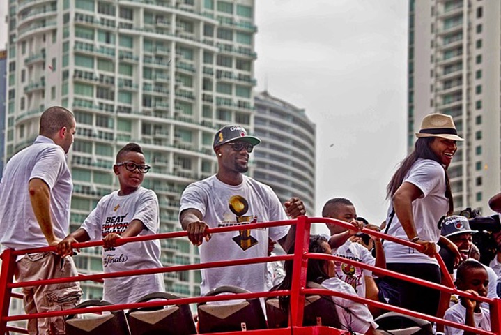 Em quatro anos em Miami, ele liderou os Heat e a equipe faturou 2 títulos da NBA em 2012 e 2013. Ele recebeu nesses 2 anos os prêmios de MVP da NBA e de MVP de Finais da NBA. - Michael Kain/Wikimedia Commons
