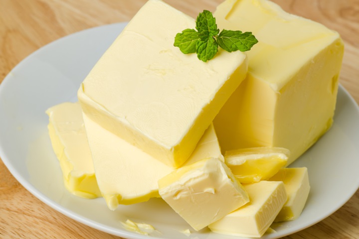 A manteiga é uma fonte de vitaminas lipossolúveis, como A, D, E e K, que são essenciais para várias funções corporais, incluindo resposta imunológica e saúde óssea.