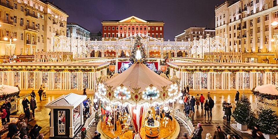 O Natal para os russos Ã© apenas em 7 de janeiro, um costume da Igreja Ortodoxa. Mas, na capital Moscou, a neve que cai sobre o Kremlin, a PraÃ§a Vermelha e outros maonumentos em dezembro Ã© a certeza de uma Ã©poca especial no paÃ­s. 