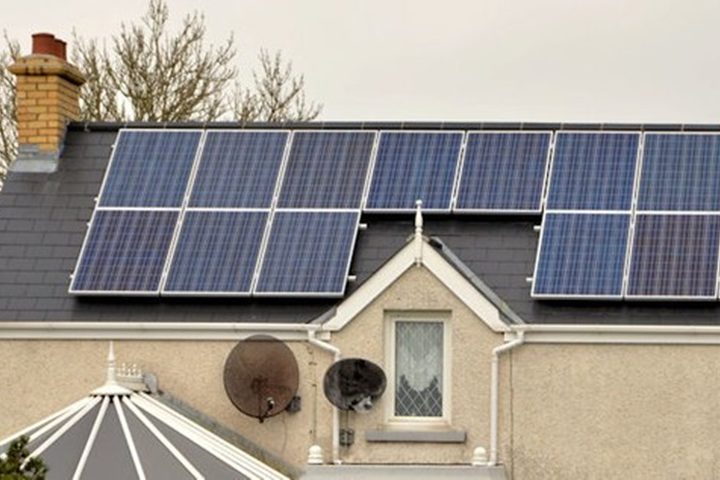 O uso de fachadas ventiladas, com espaço de ar entre camadas externas e internas das construções, isola o calor e tem se tornado uma tendência.  Painéis solares ficam com dupla função: além de gerar energia, criam sombra sobre os tetos, reduzindo a incidência calor direto.