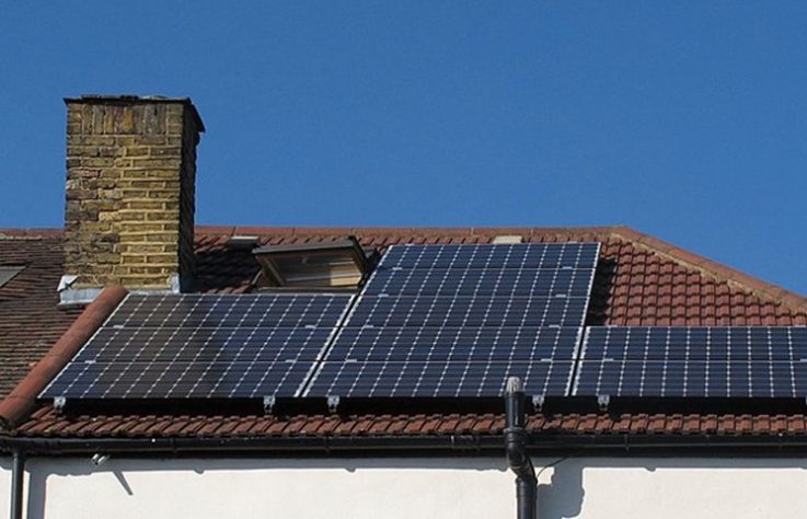 Painel solar – David Hawgood/Wikimedia Commons