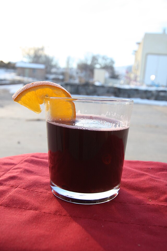 É uma bebida quente e tradicionalmente consumida nas quermesses e festas juninas do Brasil. Pode ser feita com vinho tinto (mais no sul do país) ou cachaça (nordeste e sudeste).