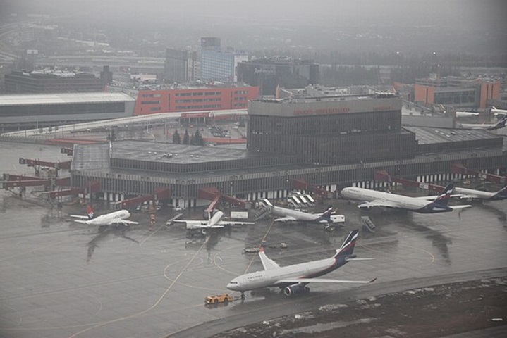 O país com o maior número de aeroportos na Europa é a Rússia, com cerca de 600 aeroportos, incluindo civis e militares. No entanto, se considerarmos apenas os países que estão completamente na Europa (já que a Rússia também tem parte na Ásia), a Alemanha lidera com cerca de 550 aeroportos e aeródromos registrados. 
-AndreyFilippov.com/Wikimedia Commons