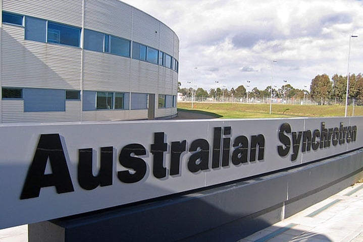 A descoberta de ouro nas folhas dos eucaliptos foi possível graças à aplicação da tecnologia de raios-x no Síncrotron Australiano, em Melbourne, mapeando com precisão a distribuição e concentração dessas partículas.-jjron/Wikimedia Commons