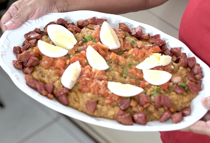 O prato costuma ser servido acompanhado de linguiça de porco, arroz, ovos e couve. E esse é apenas um dos exemplos da rica culinária mineira, que tem sabores apreciados por consumidores de todo o Brasil e também turistas.  Veja algumas delícias de Minas Gerais que fazem sucesso.