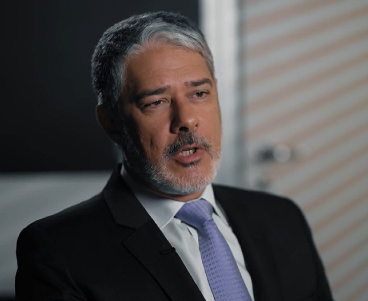 Recentemente, o jornalista William Bonner revelou no programa “Altas Horas” que foi colega de classe na universidade de Marcelo Rubens Paiva, autor de “Ainda Estou Aqui”, livro que baseou o filme homônimo. 