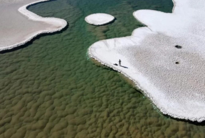 Entenda o que são as ‘lagoas de micróbios’ descobertas em deserto da Argentina